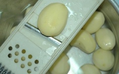 Khoai tây gọt vỏ, rửa sạch, dùng dụng cụ bào thành từng lát mỏng.