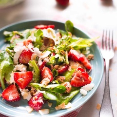 Bạn rưới phần sốt hạt chia đều lên tô salad rồi trộn đều, cho vào ngăn mát tủ lạnh khoảng 1 giờ trước khi ăn. Cho món salad ra đĩa, nhìn rất lôi cuốn phải không nào?