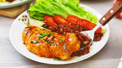 Ức gà cắt lát vừa ăn, bày ra đĩa cùng cơm gạo lứt, cà chua bi, rau xà lách và rau mầm. Vậy là món cơm gạo lứt ức gà vị sả đã hoàn thành rồi. Một bữa ăn vừa đơn giản, vừa nhanh gọn nhưng vẫn cung cấp được đầy đủ chất dinh dưỡng, rất phù hợp với những bạn đang muốn giảm cân hay đang trong chế độ ăn kiêng đấy. Bạn đừng quên lưu lại công thức nhé!