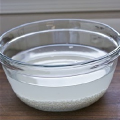 Gạo nếp ngâm trong nước khoảng 2-3 giờ cho hạt gạo nở mềm.