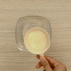 Ngâm 15gr gelatin với 70ml nước ấm tầm 15p, sau đó cho vào lò qua 2 phút
