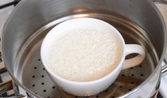 Vo sạch gạo nếp, ngâm ngâm nước qua đêm. Sau khi gạo đã ngâm xong, xả nước, sau đó cho gạo vào một bình chứa thích hợp để hấp. Đổ nước vào bình chứa vừa đủ nước ngập gạo nếp. Sau đó cho vào nồi hấp trong khoảng 15 phút với nước sôi.