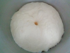 Trộn 300g bột mì, 1/3 muỗng cà phê muối, 65g đường và 6g men nâu trong một cáo tô. Sau đó cho sữa tươi ấm vào trộn 10 phút. Kế đến cho dầu ăn vào trộn đều, bột quyện thành 1 khối không dính tay. Vo tròn cục bột, để trong âu, lấy khăn nhúng nước ấm vắt khô, phủ lên tô bột. Sau đó ủ bột khoảng 50 phút khi thấy bột nở gấp đôi là được.