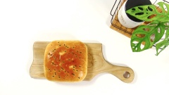 Nướng bánh: Làm nóng lò nướng trước 15 phút ở nhiệt độ 200 độ. Cho khuôn bánh vào lò nướng khoảng 20 phút, nhiệt độ 180 độ. Nướng đến khi mặt bánh có màu vàng đều. Bánh chín để cho nguội bớt rồi mới lấy ra khỏi khuôn bánh.
