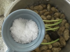 Trong nồi lớn, cho vào 1 lít nước, nguyệt quế, thành quế, hoa hồi, tiêu sọ, thảo quả và đường phèn đun sôi. Sau đó cho vào rượu nấu ăn. Đổ đậu phộng vào nồi, thêm hành lá, 10-15g muối, nấu khoảng 30 phút là được.
