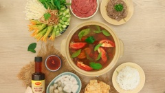 Để món lẩu thái cua đồng hoàn thiện hơn bạn chuẩn bị 50gr bông bí, 30gr đậu bắp, 50gr rau muống, 70gr nấm kim châm rửa sạch ngâm nước muối. Ngoài các loại rau đã hướng dẫn ở phần nguyên liệu thì bạn có thể dùng thêm các loại rau khác như là rau cải xoong, nấm, hoặc rau cải chíp. Sau khi nước lẩu đã sôi bạn gắp từng nguyên liệu rau muống, bông bí, đậu bắp, nấm kim châm, thịt bò, mực, tôm và 20gr tàu hủ ky vào nồi lẩu, bạn nhớ dùng kèm với bún tươi sợi nhỏ sẽ ngon hơn.