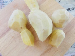 Gừng chọn những củ tươi mới, không quá già vì sẽ có nhiều sơ, nêm chọn củ to và mộng nước là ngon nhất. Gừng gọt bỏ vỏ, sau đó bào lát, rửa qua nước lạnh nhiều lần.