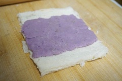 Bánh mì cắt bỏ rìa ngoài sau đó dùng thanh cán hoặc vật nặng bất kì cán mỏng lát bánh. Dùng muỗng múc từng muỗng bột đã nhào phết đều lên trên lát bánh. Cuộn lát bánh lại thành hình chiếc bánh. Bạn cho bánh vào khay nướng có lót giấy nến, dùng cọ quét trứng đã đánh tan lên trên bề mặt bánh, tiếp đó rắc vụn dừa nạo vào. Nướng bánh ở 180 độ C trong khoảng 15-20 phút hoặc cho đến khi bánh chín vàng là được.