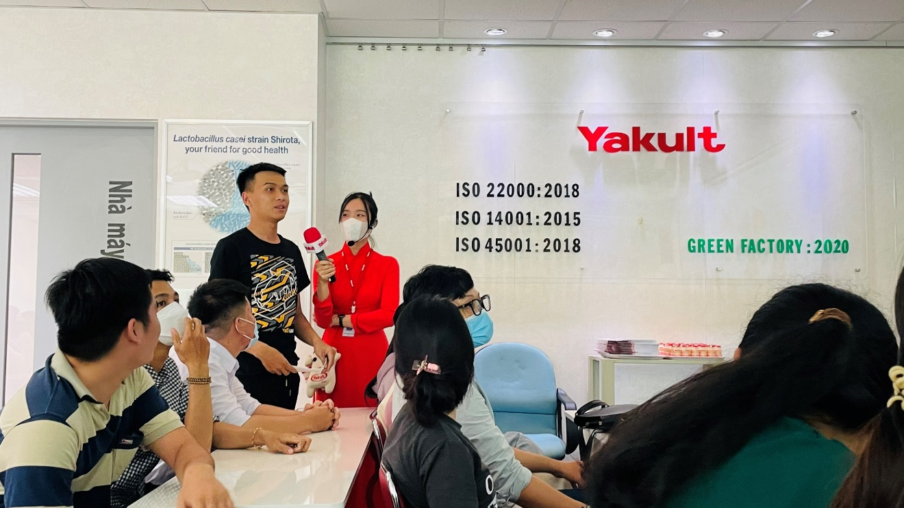 Đặt nhiều câu hỏi cho đại diện nhà máy 