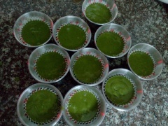 Lót cốc giấy vào từng khuôn cupcake, múc hỗn hợp bánh vào, dàn đều.