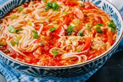 Mì nấu cà chua trứng với chút vị chua chua của cà, béo bùi của trứng quyện cùng sợi mì mềm dai ăn vào cực đã miệng và ngon nha. Nào chúng ta nhanh tay lưu lại công thức và làm ăn ngay nhé.