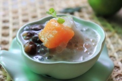 Thêm nước cốt dừa và đường vào nồi chè thập cẩm. Nếm xem chè thập cẩm đã đủ ngọt chưa và nêm thêm nếu cần rồi tắt bếp. Múc chè thập cẩm ra chén, thêm bột báng, đậu đỏ và đá bào rồi thưởng thức thôi!