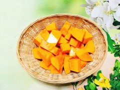 Bí đỏ đem gọt vỏ rồi rửa sạch sau đó cắt miếng vừa nhỏ và cho bí đỏ vào xửng hấp cho bí chín mềm, để nguội. Cho bí đỏ vào máy xay sinh tố rồi thêm sữa tươi. Bây giờ bạn chỉ việc thêm sữa chua, bột quế vào cối xay sinh tố.