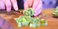 Hành tây và ớt thái nhỏ. Kiwi gọt vỏ, thái hạt lựu. Ngò rí rửa sạch, băm nhỏ. Chanh vắt lấy nước cốt. Cho kiwi, hành tây, ớt vào một cái tô trộn, rắc muối và nước cốt chanh vào, trút ngò rí vào và trộn đều là hoàn thành.