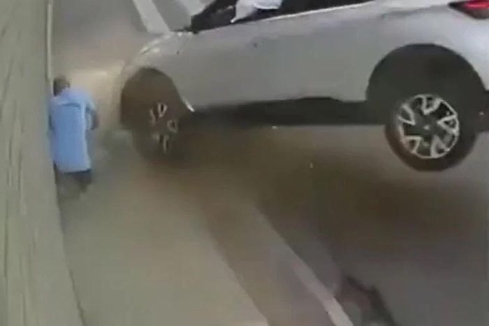 Ô tô mất lái lao thẳng lên vỉa hè, người đàn ông thoát nạn trong gang tấc - Tạp chí Doanh Nghiệp Việt Nam