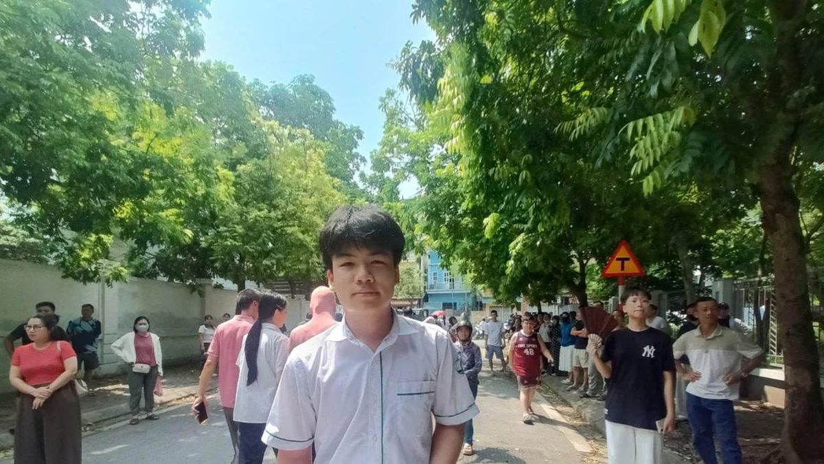 Thí sinh Hà Nội rời phòng thi với nhiều cung bậc cảm xúc - Báo Tri thức &amp; Cuộc sống