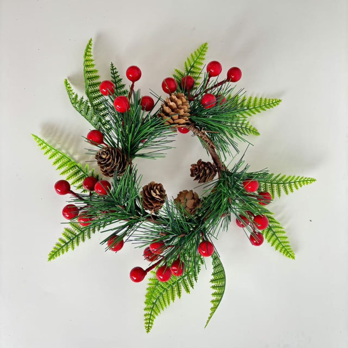 Weihnachtlicher Kranz mit Beeren und Zapfen, PE