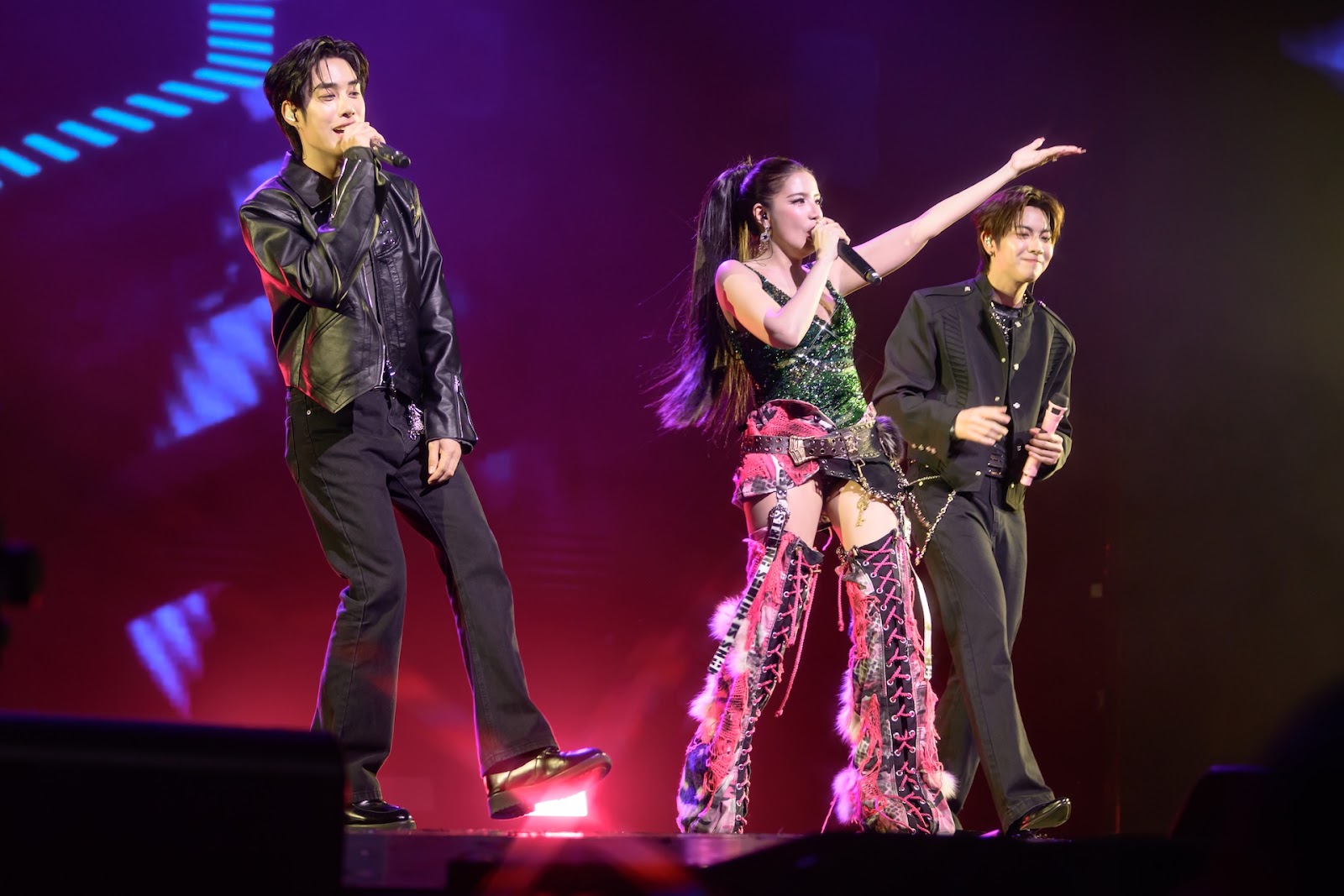 “ใบเตย อาร์สยาม” สุดปลื้ม! แฟนคอนในฝันเกิดขึ้นจริง  ขนเพลงฮิตจัดเต็ม 3 ชั่วโมง ตัวลูก–ตัวมัมรวมพลังแดนซ์สนั่นฮอลล์ ภาพที่ 24
