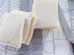 Bánh mì sandwich lấy ra, cắt bỏ phần rìa nâu xung quanh. Các loại trái cây gồm dâu tây, cam, kiwi rửa sạch, cắt thành lát vừa. Tiếp đó trong một âu lớn cho 200ml kem whipping, 50g đường và 1/3 muỗng cà phê tinh chất vani vào, dùng máy đánh bông mịn.