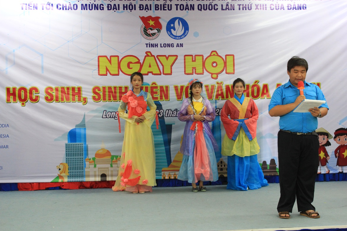 Phần thi trang phục truyền thống đến từ các đội bạn 