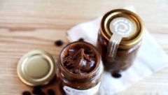 Những lúc buồn ngủ hoặc buồn miệng, lấy ra một ít nhâm nhi với bánh quy, bánh mỳ thì tiện quá rồi còn gì.