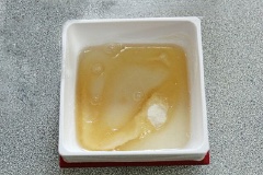 Ngâm lá gelatin với 1 muỗng canh nước.