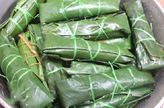 Bánh cho vào nồi sạch, lưu ý là nồi không được dính dầu mỡ bởi nếu có dầu mỡ sẽ khiến bánh không thể chín được. Đổ ngập nước và luộc trong khoảng 2 – 2,5 giờ là bánh đã nhừ. Bạn nhớ canh khi thấy nước cạn thì phải chế them nước vào đề nồi bánh không bị hết nước. Sau khi bánh chín, vớt ra để ráo nước.