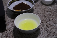 Trứng gà đập ra, tách riêng lòng đỏ rồi trộn với hỗn hợp khô còn lại. Còn lòng trắng trứng để riêng và dùng máy đánh trứng đánh bông cùng đường bột. Bạn nhớ là đừng dể lòng trắng trứng nhiễm bẩn nếu không đánh sẽ không bông lên được đâu đấy.