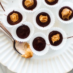 Bơ đậu phộng bạn đem tor65n đều với mật ong. Chocolate cho vào lò vi sóng hoặc đun cách thủy cho tan chảy. Múc 1 muỗng chocolate vào khuôn cupcake, tiếp theo múc bơ đậu phộng vào, phủ lớp cuối cùng bằng chocolate vào cho bánh vào tủ lạnh.