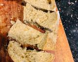 Cắt bánh mì thành miếng nhỏ vừa ăn.