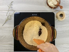 Bạn chuẩn bị chảo, để lửa vừa sau đó cho Gạo vào rang. Nhớ đảo liên tục nhé đến khi gạo chuyển sang màu vàng sữa thì đạt rồi. Đừng rang Gạo lửa quá lớn và quá vàng. Vì Gạo sẽ khét khi nấu sẽ có mùi và gạo quá vàng sữa Gạo thành phẩm sẽ có màu không đẹp.