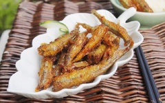 Cho ra đĩa, ăn cùng với cơm sẽ rất ngon. Vị cay cay, mặn mặn rất đậm đà, hấp dẫn.
