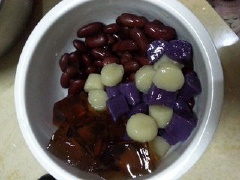 Nước cốt dừa đun nóng cùng nước lạnh và vài muỗng đường. Cắt sương sáo vào trong chén, cho cùng đậu đỏ và 2 loại khoai.