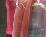 Cắt bỏ bìa bánh mì đo xúc xích cắt bằng với bánh mì cắt thành đoạn dùng ghim thành xâu.cho bơ vào chảo cho bánh mì vào đem chiên vàng 4 mặt.trứng cho chút muối đánh tan rồi lược.khi chảo còn nóng cho trứng vào tráng thành hình chữ nhật rồi mở lửa nhỏ