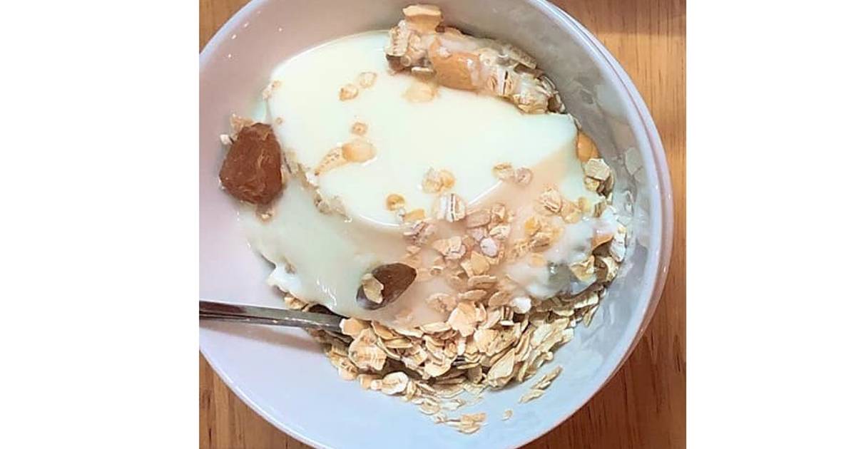 Sữa chua mix yến mạch, long nhãn, nho khô, hạt điều