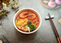 Giờ bạn chỉ cần thưởng thức tô mì nóng hổi, ngon lành này thôi nè. Còn chờ gì mà không lưu ngay cách nấu mì này cho những bữa sáng bận rộn nào. Chúc bạn ngon miệng nhé.