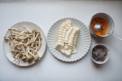 Đậu hũ non ua về xả nhẹ dưới vòi nước cho sạch, thái nhỏ vừa ăn. Nấm linh chi nâu rửa sạch. Tôm bóc vỏ, bỏ chỉ đen. Lòng đỏ trứng muối hấp chín, nghiền nhuyễn.