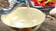 Bước đầu tiên là chúng ta sơ chế tỏi. Tỏi sau khi mua về bóc vỏ, rửa sạch. Ngâm tỏi vào hỗn hợp nước đường gồm 1 lít nước và 30gr đường. Sau khi ngâm 30 phút, vớt tỏi ra để ráo, dùng khăn giấy ăn thấm nước cho tỏi khô hoàn toàn.