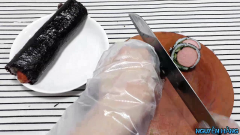 Vậy là xong, mình chỉ cần cắt sushi ra từng miếng vừa ăn và ăn kèm vs nước tương, tương ớt tùy thích nhé. Hằng chúc các bạn thành công.
