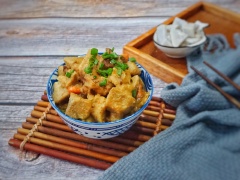 Múc sườn heo kho khoai môn cho ra tô và dùng nóng với cơm. Thịt sườn kho dai béo, khoai môn chín bùi, ngấm gia vị thật đậm đà. Đây sẽ là gợi ý lý tưởng để bạn có thể xay dựng hoàn tất cho mình một thực đơn ngon cơm, giàu dinh dưỡng từ nguyên liệu sườn heo nhé.