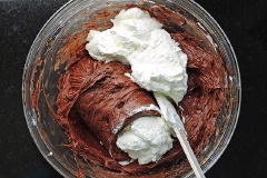 Lấy 1 cái chén khác để cho whipping cream vào, đánh cho tới khi bạn thấy cream thật mềm, thật mịn. Đổ nhẹ whipping cream vừa đánh vào hỗn hợp kem pho-mát sô-cô-la ở trên.