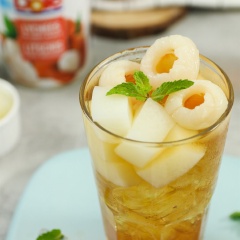 Như vậy, ly hồng trà thạch vải mát lạnh với hồng trà thơm ngát, vải tươi ngọt ngào và thạch vải giòn dai, thơm nức hương vải đã hoàn tất. Với cách làm thạch vải của Cooky, ly hồng trà vải thông thường đã trở nên siêu hấp dẫn rồi đó nha! Còn chờ gì mà không xắn tay vào bếp và tự pha chế những ly trà chất lượng, thơm ngon ngay thôi nào!