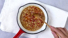 Món chả ram tôm đất ngon không thể thiếu nước mắm đậu phộng: Cho 50gr đậu phộng vào cối giã nhuyễn. Bắc chảo nóng, cho vào 30gr đường và 20ml nước mắm, nấu đến khi sôi, sau đó cho vào đậu phộng đã giã nhuyễn, trộn đều rồi để nguội. Cuối cùng để hoàn thành phần nước chấm, cho vào 5gr tỏi băm, 5gr ớt băm và 20ml nước cốt chanh. Trộn đều cho hỗn hợp sốt chấm hoà quyện.