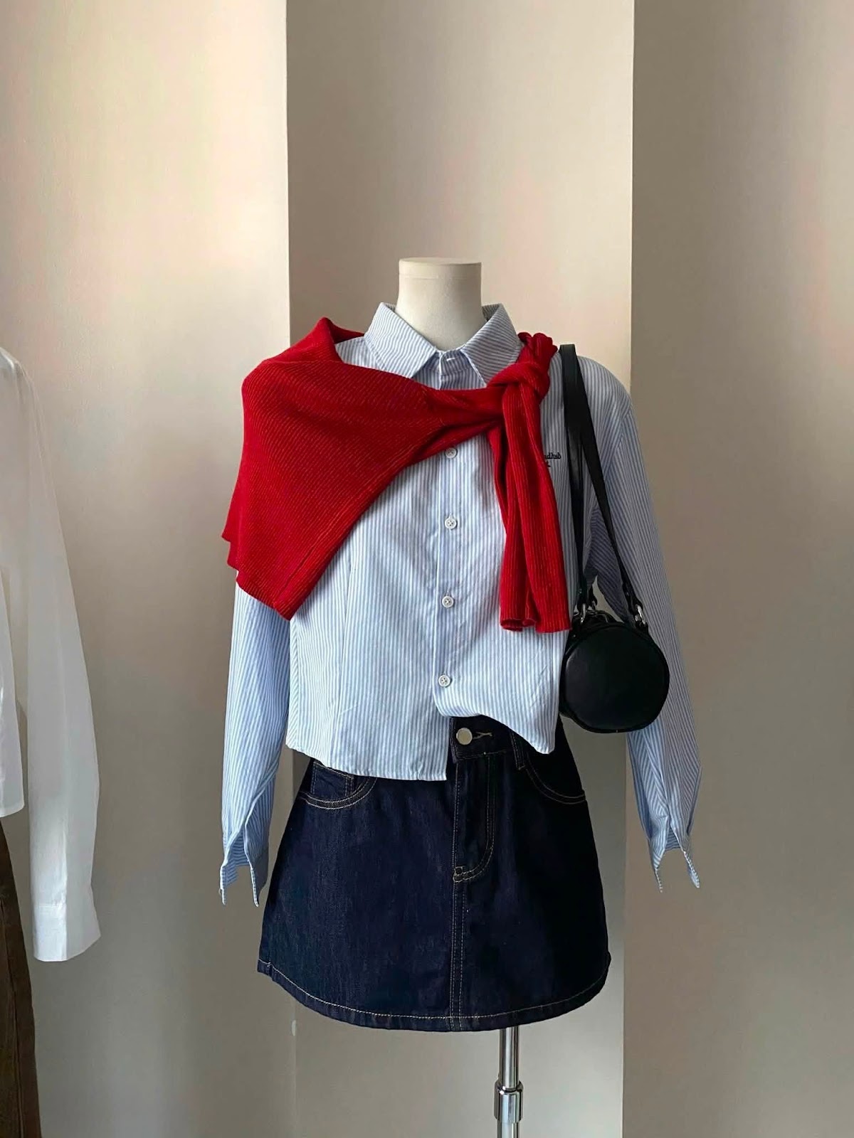 Áo sơ mi croptop dài tay sọc thêu chữ weekendhoub XONXEN SHOP A800 – Image 3