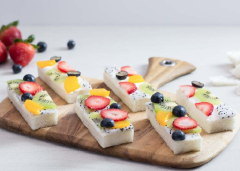 Bánh Sandwich hoa quả tươi là sự kết hợp giữa những lát bánh mì sandwich xốp béo thơm với vị ngọt, chua tự nhiên của các loại trái cây tươi ưa thích chắc chắn khiến bạn hài lòng.