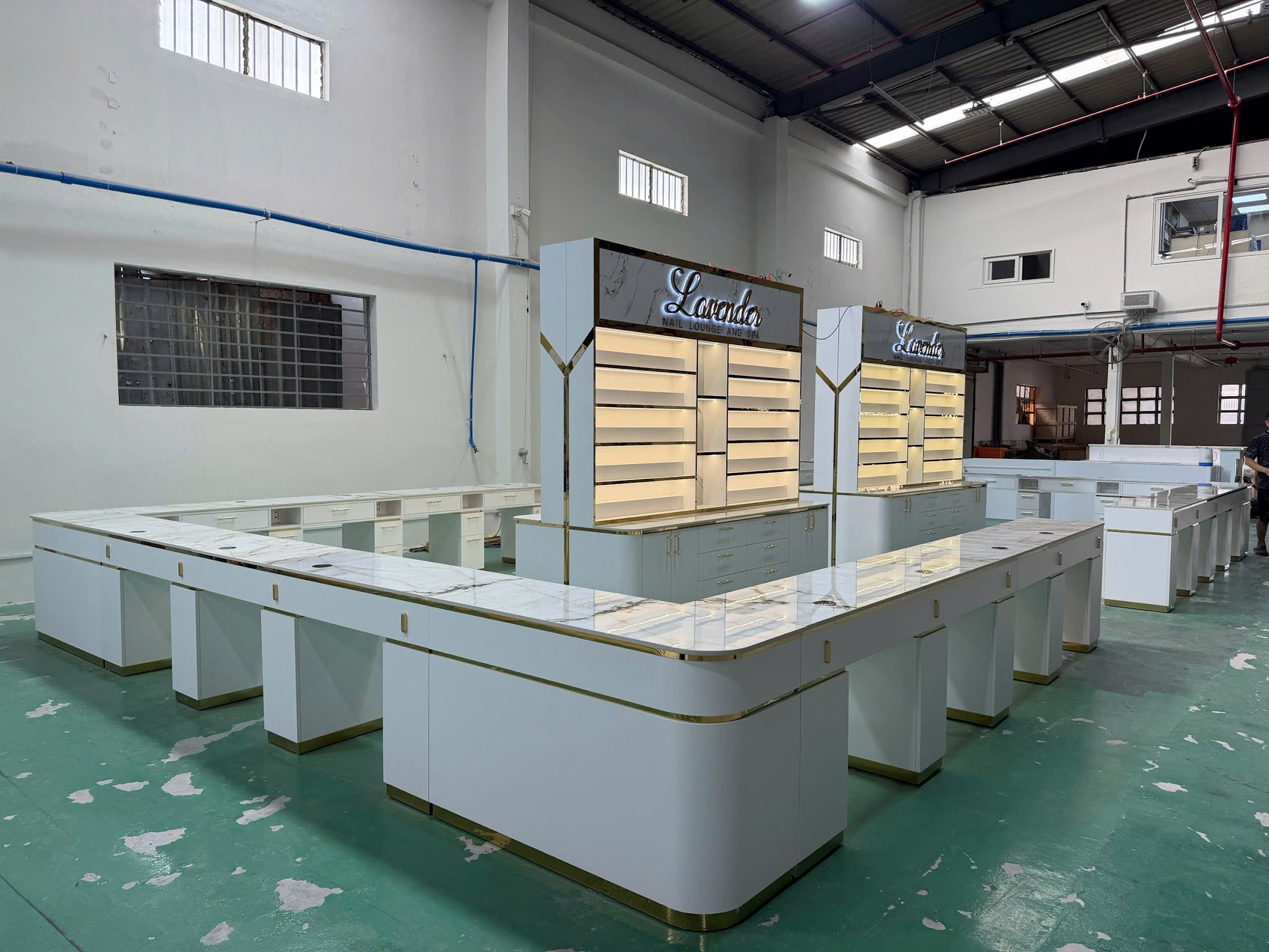 Khu chờ tiệm nail thiết kế thông minh với đồ uống và sạc điện thoại
