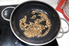 Sườn và cải chua mua về rửa sạch, chặt sườn thành khúc vừa ăn. Cắt cải chua thành các miếng vừa ăn. Hành tím bóc vỏ rồi băm nhỏ. Cho 10gr đường vào chảo, nấu cho nước đường vàng đẹp thì cho hành tím đã băm nhỏ vào.