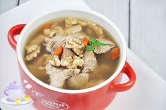 Thịt cừu hầm bổ dưỡng với cách chế biến này trông cứ như những món thuốc bổ của Trung Hoa vậy. Thịt chín mềm, nước ngọt thơm hòa quyện các loại hương và gia vị thảo mộc. Thích hợp dùng cho những bạn hay thiếu máu nhé!