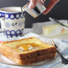 Bánh mì chiên xong, cho ra đĩa thưởng thức ngay. Cho một ít bơ còn lại lên, sau đó bạn rưới siro Cây Phong hay mật ong lên đều được nhé.