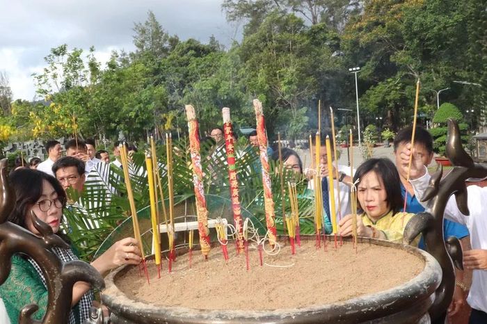 Công nhân, lao động ưu tú TPHCM dâng hương tại Nghĩa trang Hàng Dương - Báo Sài Gòn Giải Phóng